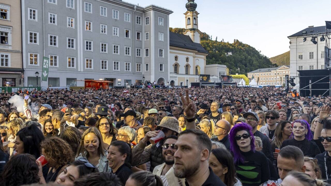 Ausgelassene Stimmung herrschte auch am zweiten Tag der Konzerte am Salzburger Residenzplatz. 
