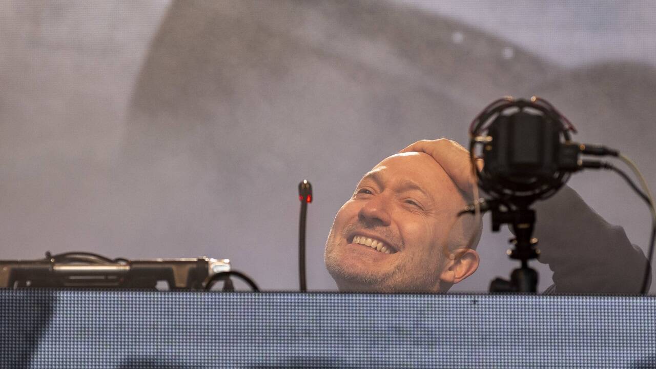 Wenn er nicht gerade am Mischpult werkte oder eine neue Zigarette anzündete, genoss Paul Kalkbrenner sichtlich das Ambiente in Salzburg – der deutsche Elektronik-Musiker (47) war der Hauptact am zweiten Tag der Residenzplatzkonzerte 2025.  