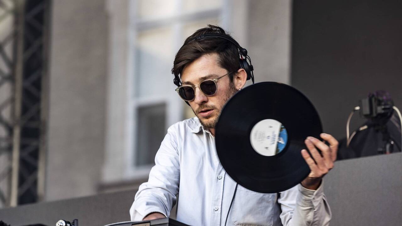 Der Salzburger DJ Schönhart heizte vor Kalkbrenner am Residenzplatz schon ab 18 Uhr ein – mit entspannteren Elektrosounds und noch bei Sonnenschein.  