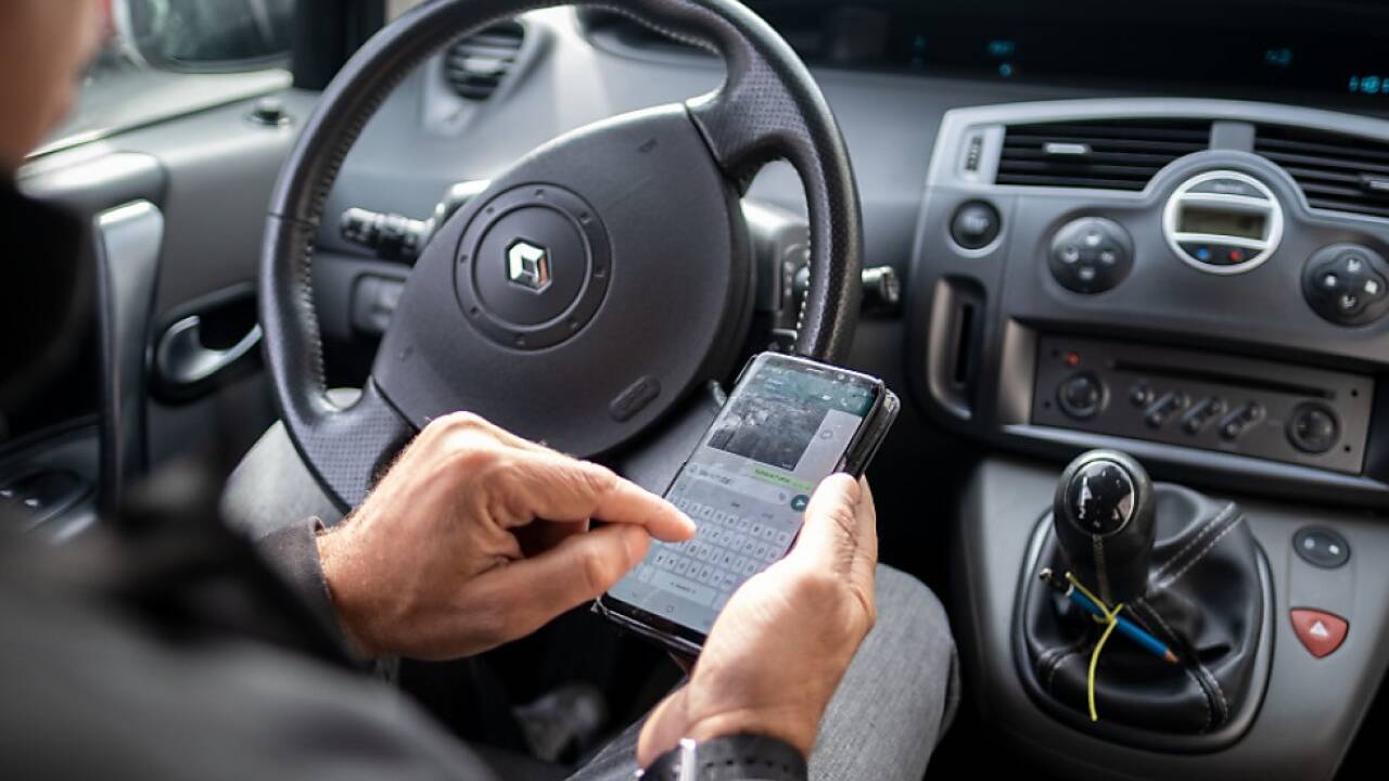 Das Handy am Steuer zu verwenden, kann im Ausland noch teurer werden (Symbolbild) 