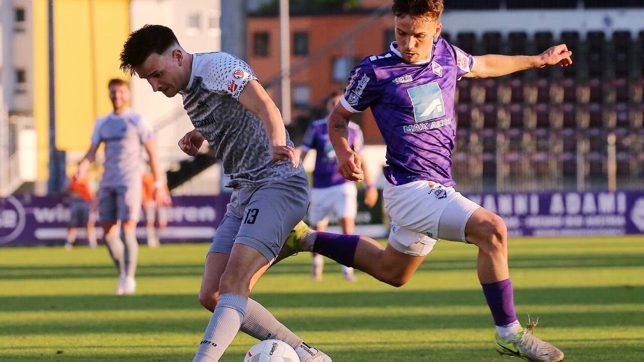 Ehemalige Teamkollegen im Duell in der Regionalliga West: Alessandro Ziege (Saalfelden) und Moritz Eder (Austria Salzburg). 