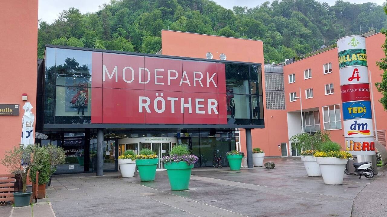 Das Zentrum im Berg wurde 1996 eröffnet und 2008 erweitert. 2009 eröffnete es in der heutigen Größe. Es befindet sich am Rand des Kapuzinerbergs und nicht „im Berg“. Die Bezeichnung ist eine Anspielung auf eine frühere Bezeichnung. Denn bis Fürsterzbischof Wolf Dietrich von Raitenau Ende des 16. Jahrhunderts die Kapuziner nach Salzburg holte, hieß der Kapuzinerberg nämlich Imberg. Das Zentrum im Berg wurde 1996 eröffnet und 2008 erweitert. 2009 eröffnete es in der heutigen Größe. Es befindet sich am Rand des Kapuzinerbergs und nicht „im Berg“. Die Bezeichnung ist eine Anspielung auf eine frühere Bezeichnung. Denn bis Fürsterzbischof Wolf Dietrich von Raitenau Ende des 16. Jahrhunderts die Kapuziner nach Salzburg holte, hieß der Kapuzinerberg nämlich Imberg.