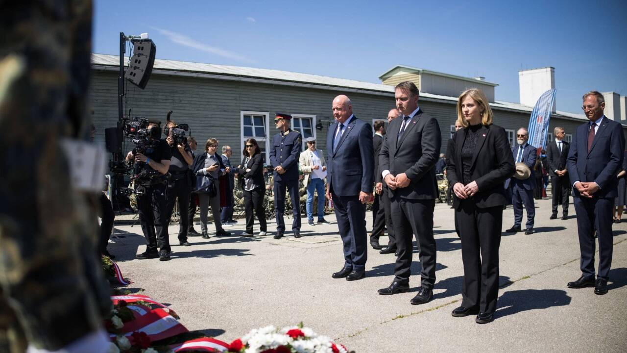Bundeskanzler Christian Stocker (ÖVP) , Vizekanzler Andreas Babler (SPÖ) und Außenministerin Beate Meinl-Reisinger (NEOS) bei der Kranzniederlegung anl. der Befreiungsfeier in der KZ-Gedenkstätte Mauthausen am Sonntag, 11. Mai 2025 in Mauthausen  Bundeskanzler Christian Stocker (ÖVP) , Vizekanzler Andreas Babler (SPÖ) und Außenministerin Beate Meinl-Reisinger (NEOS) bei der Kranzniederlegung anl. der Befreiungsfeier in der KZ-Gedenkstätte Mauthausen am Sonntag, 11. Mai 2025 in Mauthausen