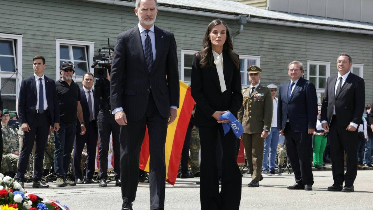 Der spanische König Felipe VI. und Königin Letizia, bei der Kranzniederlegung im Rahmen der Befreiungsfeier in der KZ-Gedenkstätte Mauthausen  Der spanische König Felipe VI. und Königin Letizia, bei der Kranzniederlegung im Rahmen der Befreiungsfeier in der KZ-Gedenkstätte Mauthausen