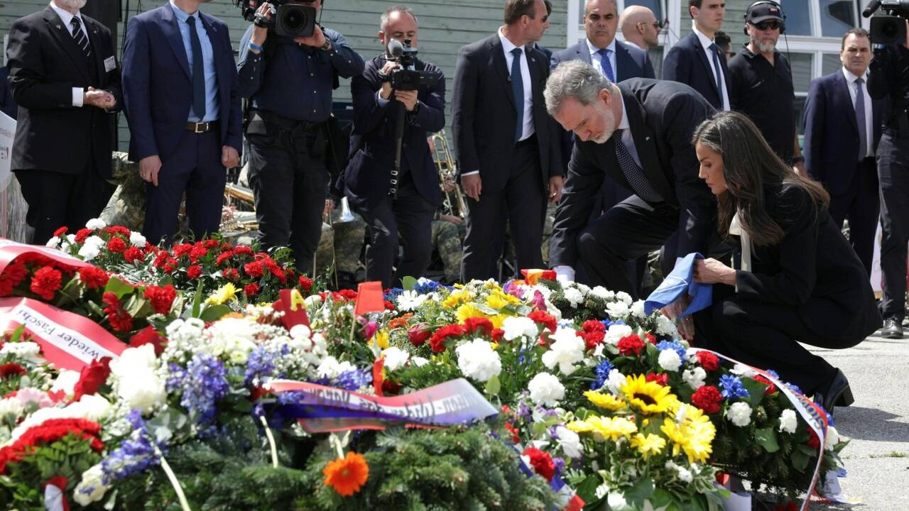 Der spanische König Felipe VI. und Königin Letizia, bei der Kranzniederlegung im Rahmen der Befreiungsfeier in der KZ-Gedenkstätte Mauthausen  Der spanische König Felipe VI. und Königin Letizia, bei der Kranzniederlegung im Rahmen der Befreiungsfeier in der KZ-Gedenkstätte Mauthausen