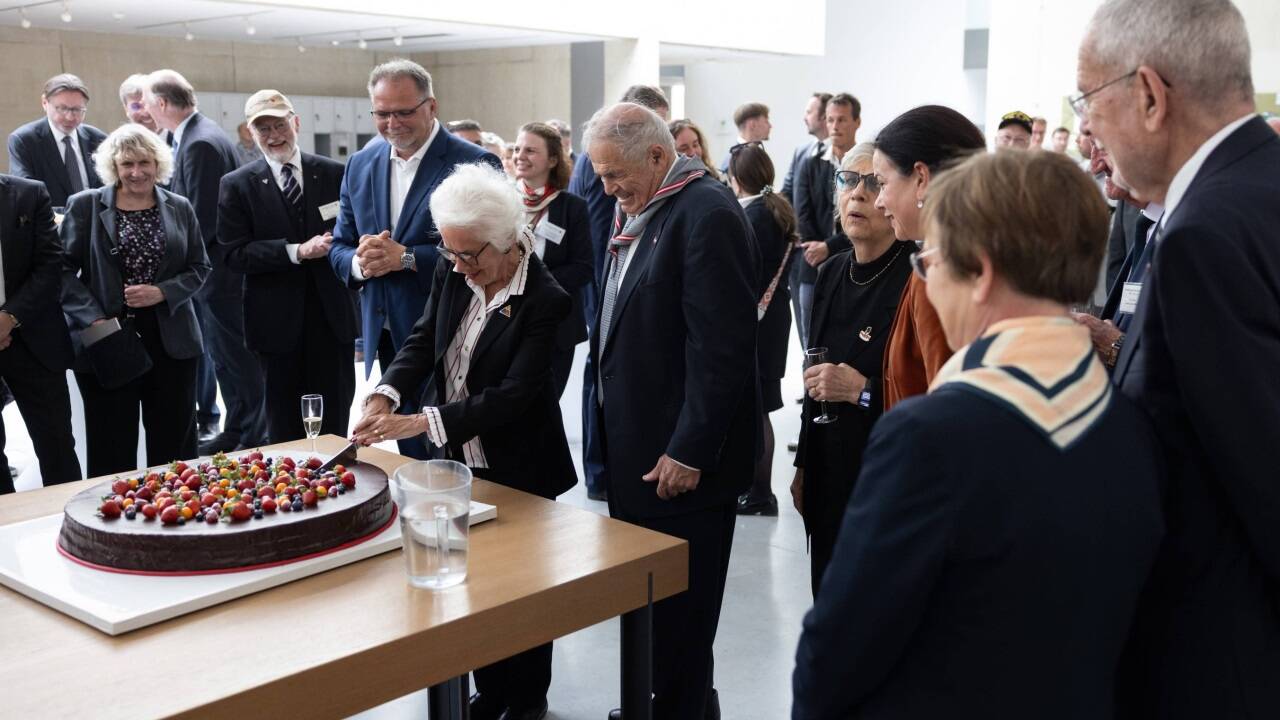 Hana Berger-Moran, Mark Olsky und Eva Clarke wurden in Mauthausen geboren und feierten ihren 80. Geburtstag gemeinsam mit dem Bundespräsidenten Alexander Van der Bellen nach der Befreiungsfeier in der KZ-Gedenkstätte Mauthausen  Hana Berger-Moran, Mark Olsky und Eva Clarke wurden in Mauthausen geboren und feierten ihren 80. Geburtstag gemeinsam mit dem Bundespräsidenten Alexander Van der Bellen nach der Befreiungsfeier in der KZ-Gedenkstätte Mauthausen