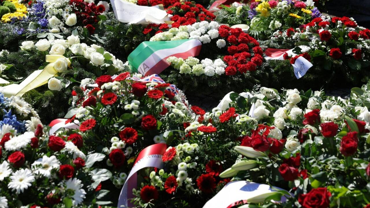 Kränze zum Gedenken an die Opfer des NS-Terrors anl. der Befreiungsfeier in der KZ-Gedenkstätte Mauthausen  Kränze zum Gedenken an die Opfer des NS-Terrors anl. der Befreiungsfeier in der KZ-Gedenkstätte Mauthausen