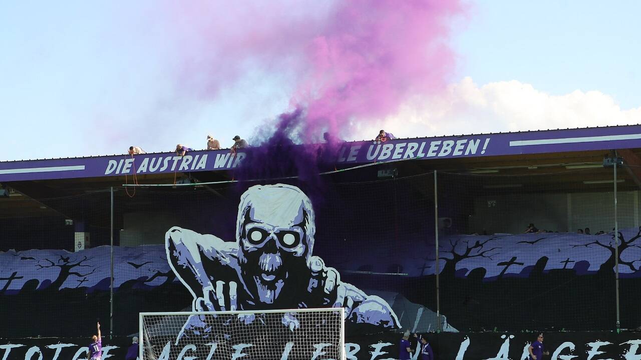 Die Fans von Austria Salzburg sorgten bereits vor dem Spielbeginn mit einer Choreo für den ersten Gänsehautmoment.  