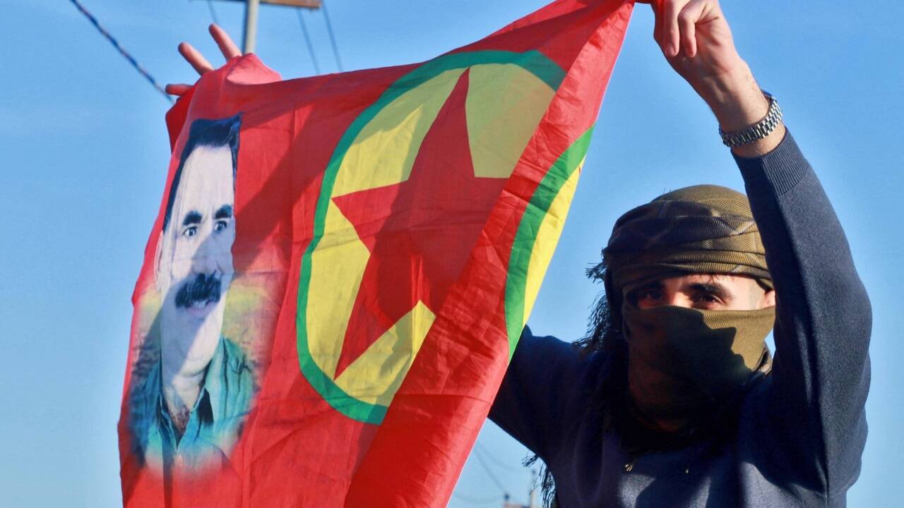 Das Konterfei von PKK-Führer Abdullah Öcalan auf einer im Irak in die Höhe gehaltenen Kurdenfahne.  