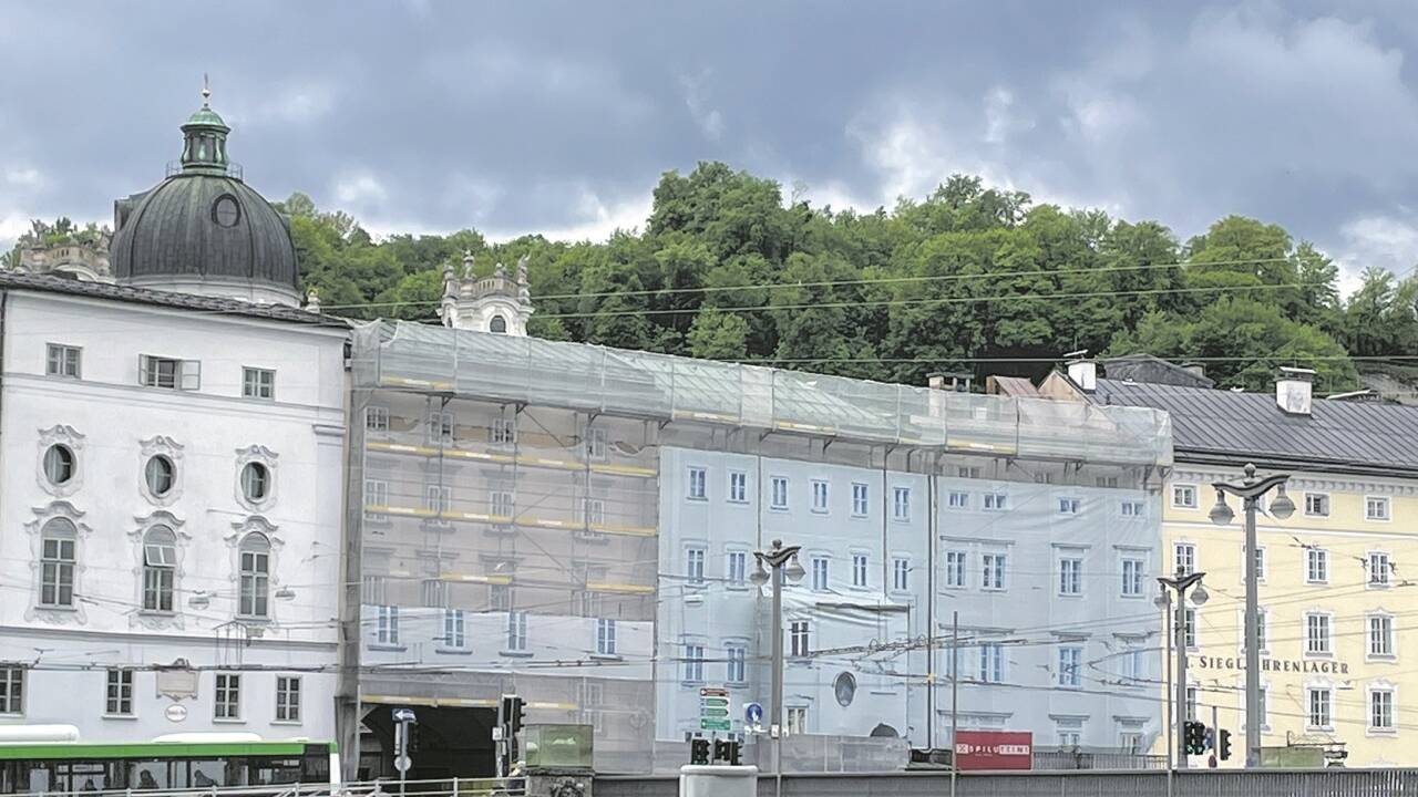 „Am Goldeck“ ist noch in ein Baugerüst gehüllt.  