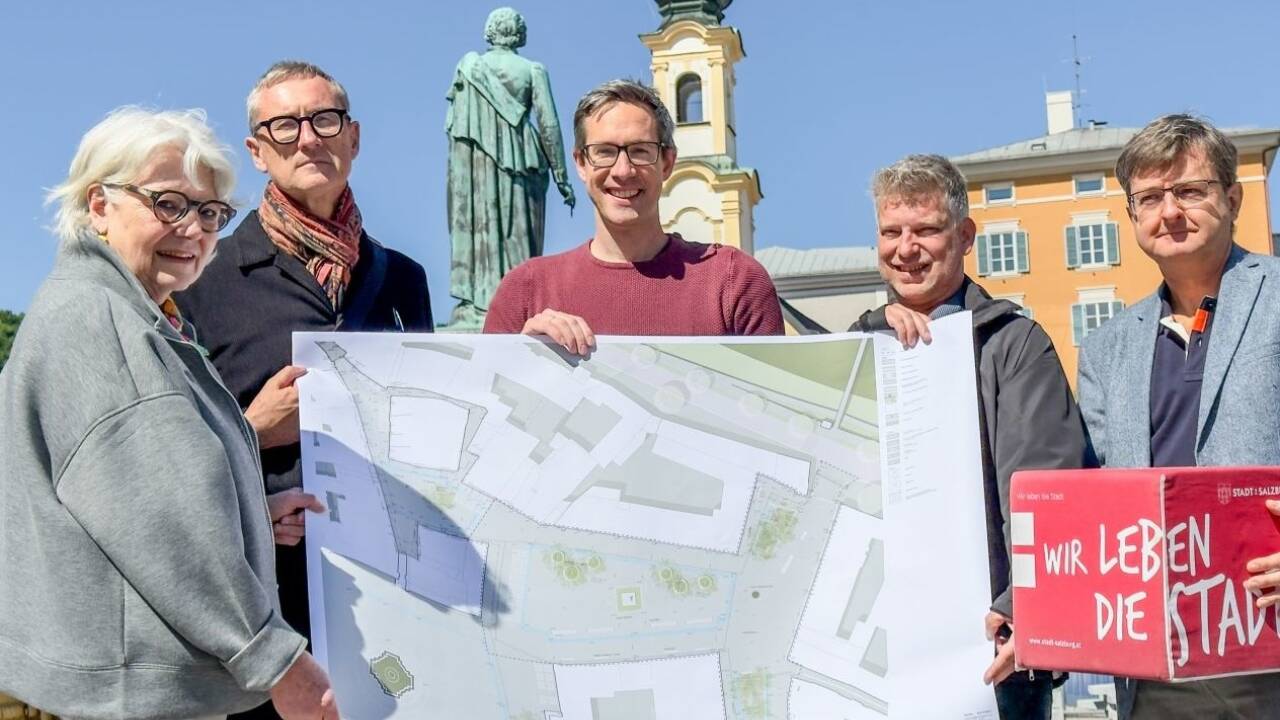 Der Mozartplatz in der Salzburger Altstadt wird ab dem Frühjahr 2026 neu gestaltet. Von links: Eva Habersatter-Lindner (SVK), Architekt Axel Lohrer, Vizebgm. Kay Michael-Dankl (KPÖ plus), Projektleiter Richard Friesacher und Christian Bratka vom Baucontrolling.  