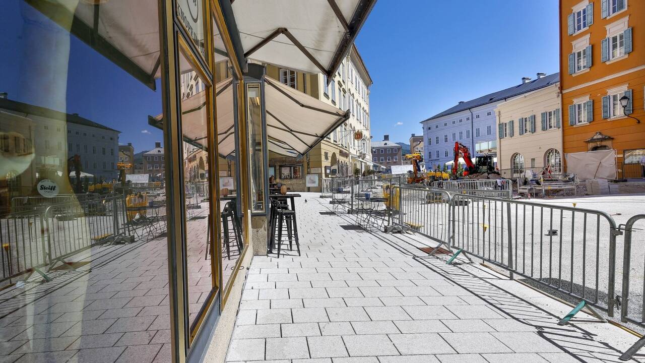 Der Waagplatz und der Mozartplatz bekommen am Rand einen Rahmen aus großflächigen Granitplatten.  
