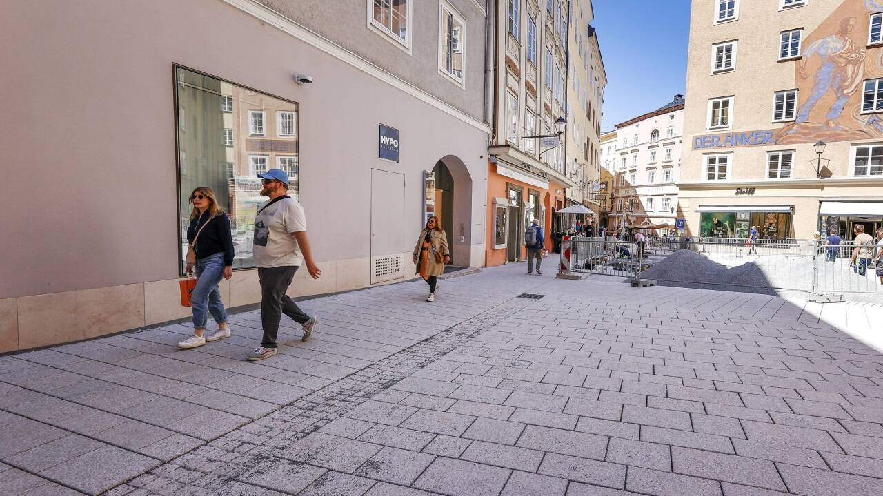 Auf dem Waagplatz ist bereits ein Teil des neuen Pflasters verlegt.  