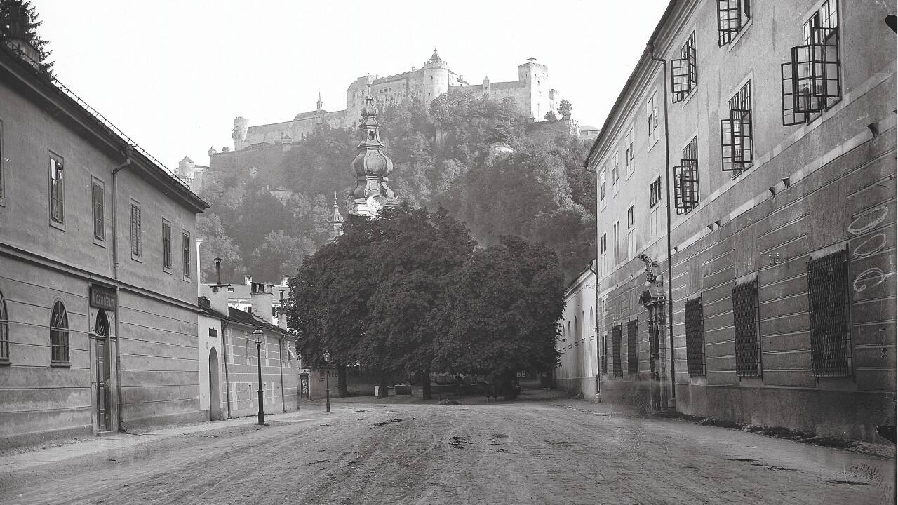 Die Hofstallgasse um 1900 mit der Musikschule der Stiftung Mozarteum und mit den Kastanienbäumen.  
