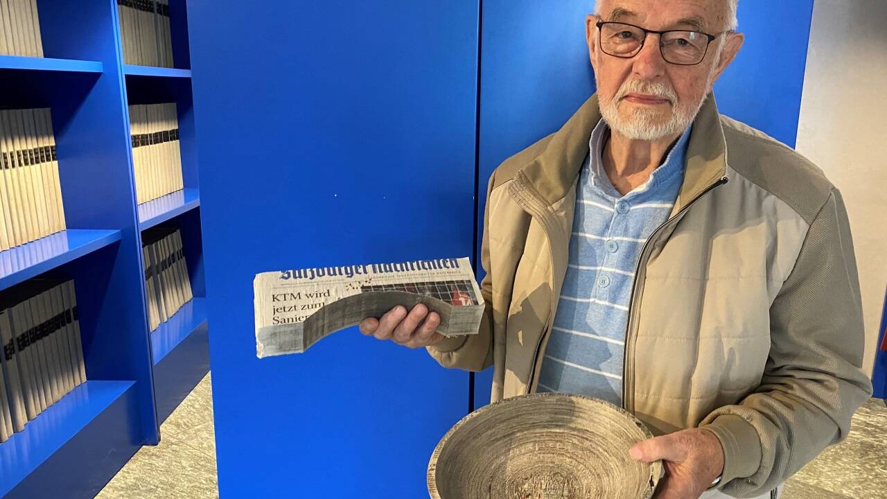 Sein Werkstoff ist Holz, aber er kann es auch mit Papier: Drechslermeister Alfred Baumann. Sein Werkstoff ist Holz, aber er kann es auch mit Papier: Drechslermeister Alfred Baumann.