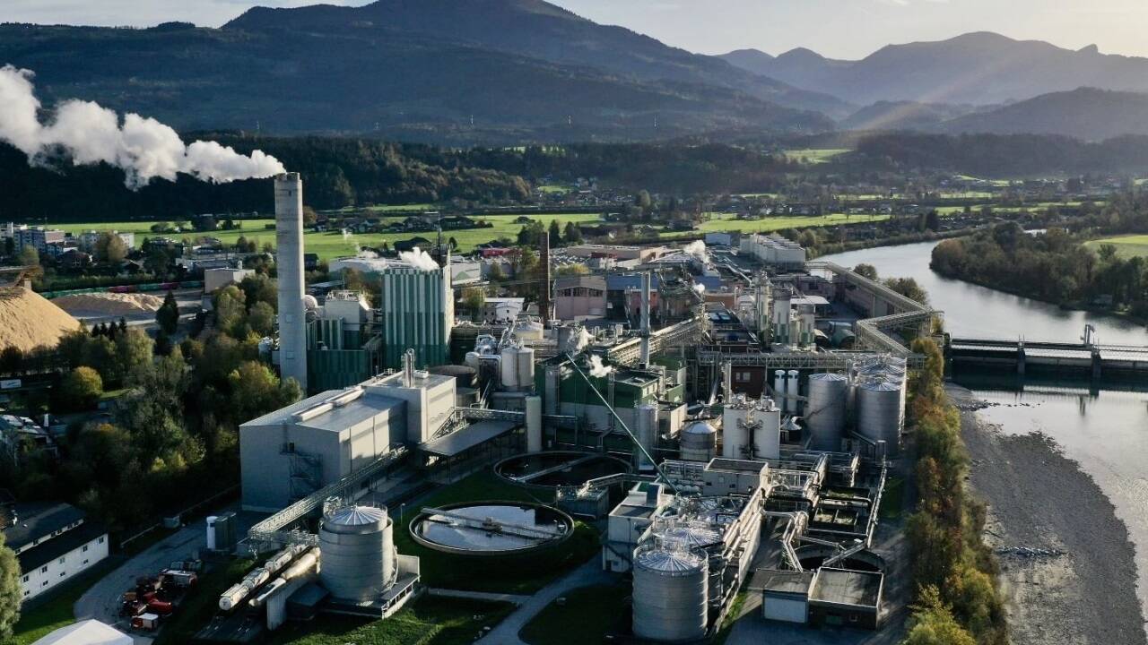 Die AustroCel Hallein mit 342 Beschäftigten ist erfolgreich unterwegs. Der Umsatz kletterte im Vorjahr von 150 auf mehr als 180 Millionen Euro.   Die AustroCel Hallein mit 342 Beschäftigten ist erfolgreich unterwegs. Der Umsatz kletterte im Vorjahr von 150 auf mehr als 180 Millionen Euro.