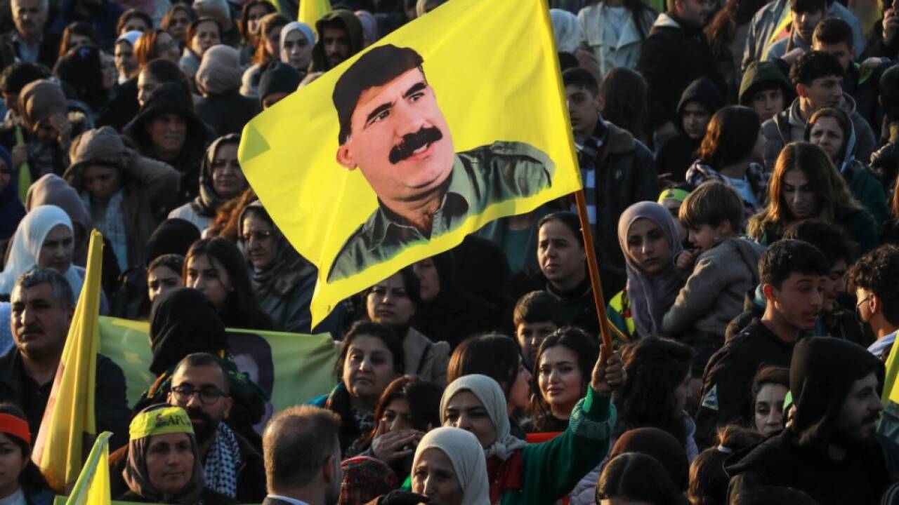 Eine Flagge mit PKK-Gründer Abdullah Öcalan 