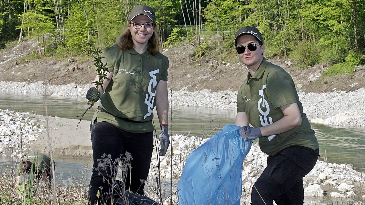 Im Kampf gegen Neophyten: Sarah Körner und Berina Burek, Mitarbeiterinnen des in Siezenheim ansässigen Nutzfahrzeug-Logistikers Vega jäten Pflanzen aus. Im Kampf gegen Neophyten: Sarah Körner und Berina Burek, Mitarbeiterinnen des in Siezenheim ansässigen Nutzfahrzeug-Logistikers Vega jäten Pflanzen aus.