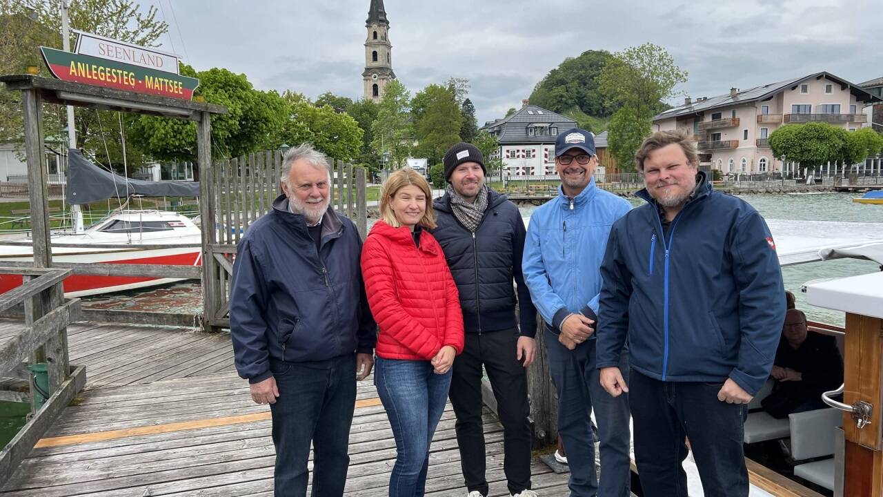Hermann Steiner sen., Sabine Gärtner (TVB Obertrum), Simon Leobacher (TVB Seeham), Jakob Iglhauser (TVB Mattsee) und Hermann Steiner jun. (v. l.) bei der Anlegestelle in Mattsee. 