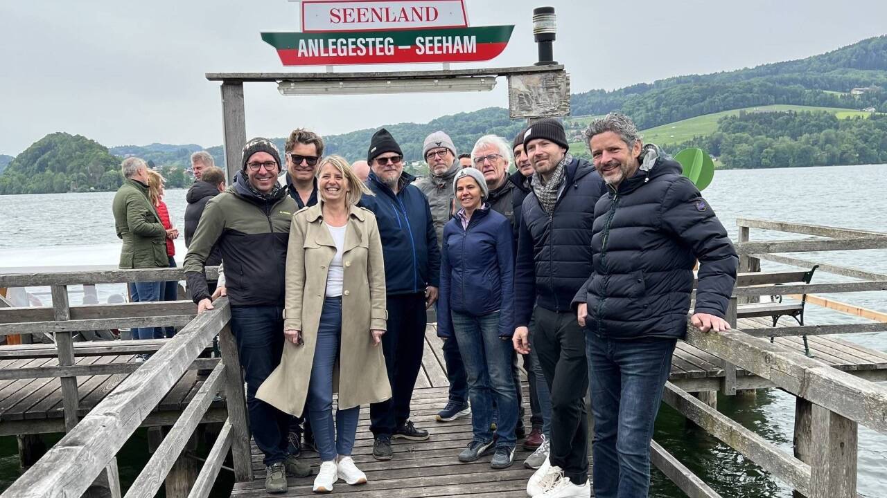 In Seeham freut man sich, dass das Schiff wie in Mattsee und Obertrum nach neuem Fahrplan anlegt. 