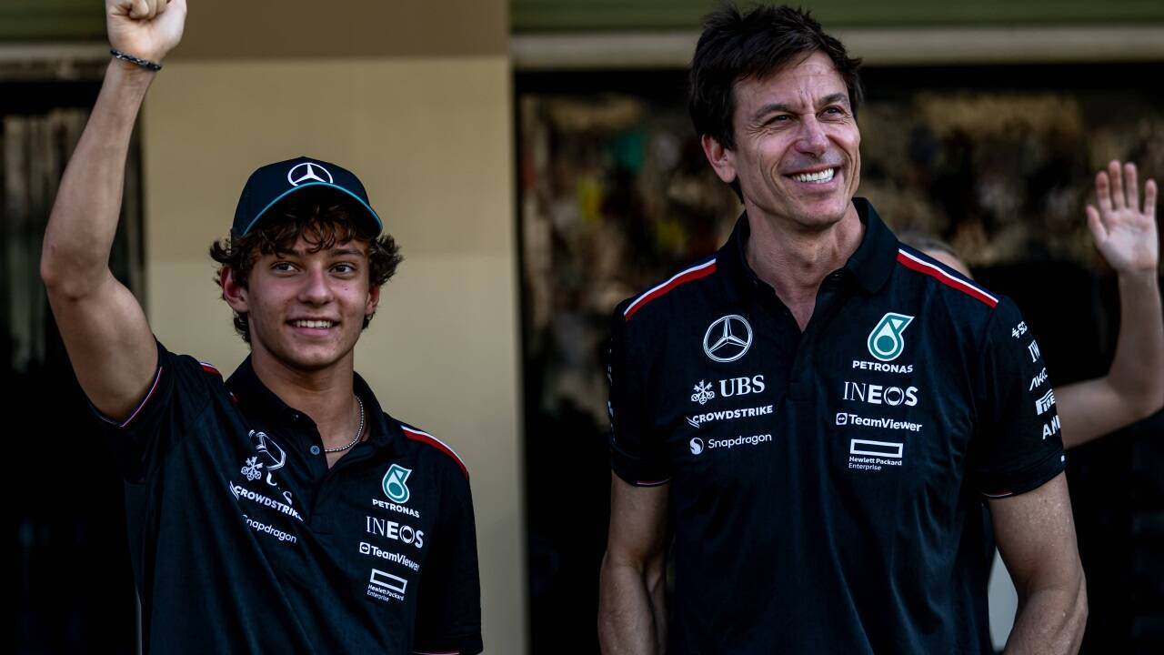 Mercedes-Teamchef Toto Wolff (rechts) ist von den Qualitäten seines Schützlings Kimi Antonelli überzeugt. Beim Formel-1-Rennen am Wochenende in Imola muss der Italiener ohne seinen Teamchef auskommen.  