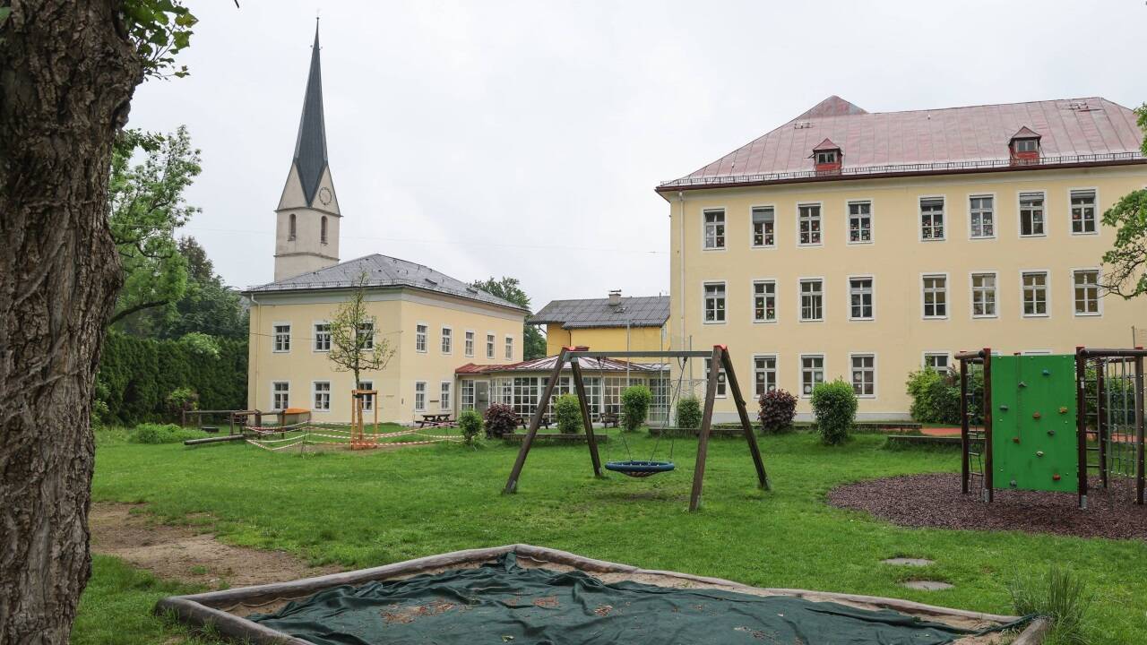 Die Volksschulen 1 und 2 in Maxglan an der Siezenheimerstraße und an der Michaelbeuernstraße in Salzburg-Maxglan.  