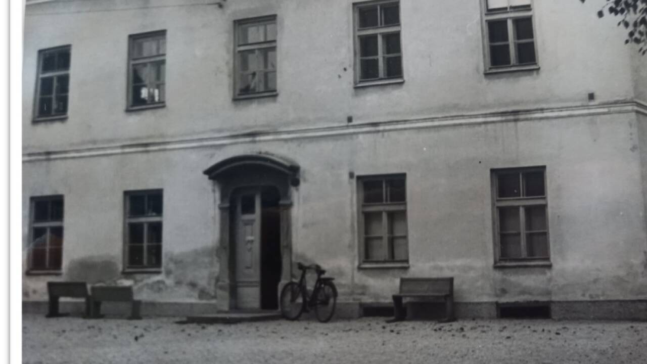 Das erste Schulgebäude aus dem Jahr 1874.  