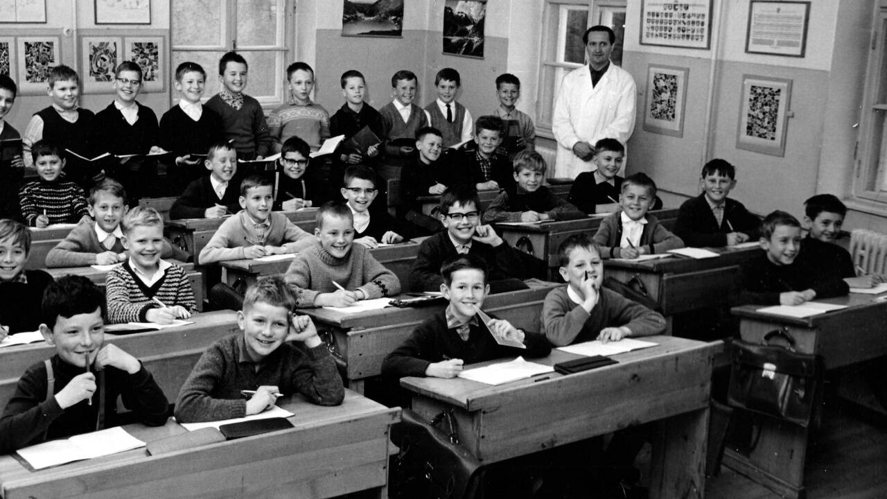Die 2b im Jahr 1962 in einer Klasse im Ursprungsbau aus 1874.  