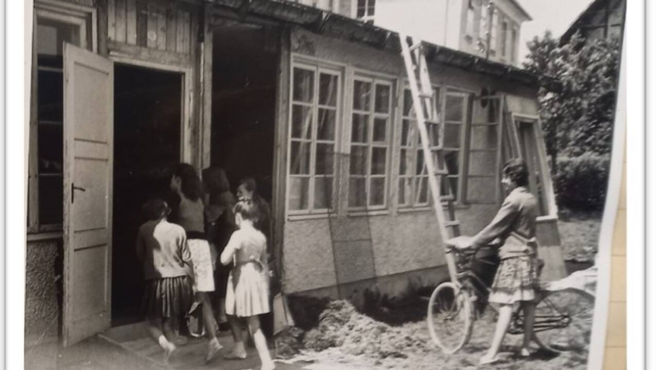 Die Baracke wurde 1949 als Erweiterungsbau für die Mädchenschule errichtet. 1960 bekamen die Mädchen ein neues Schulgebäude.  