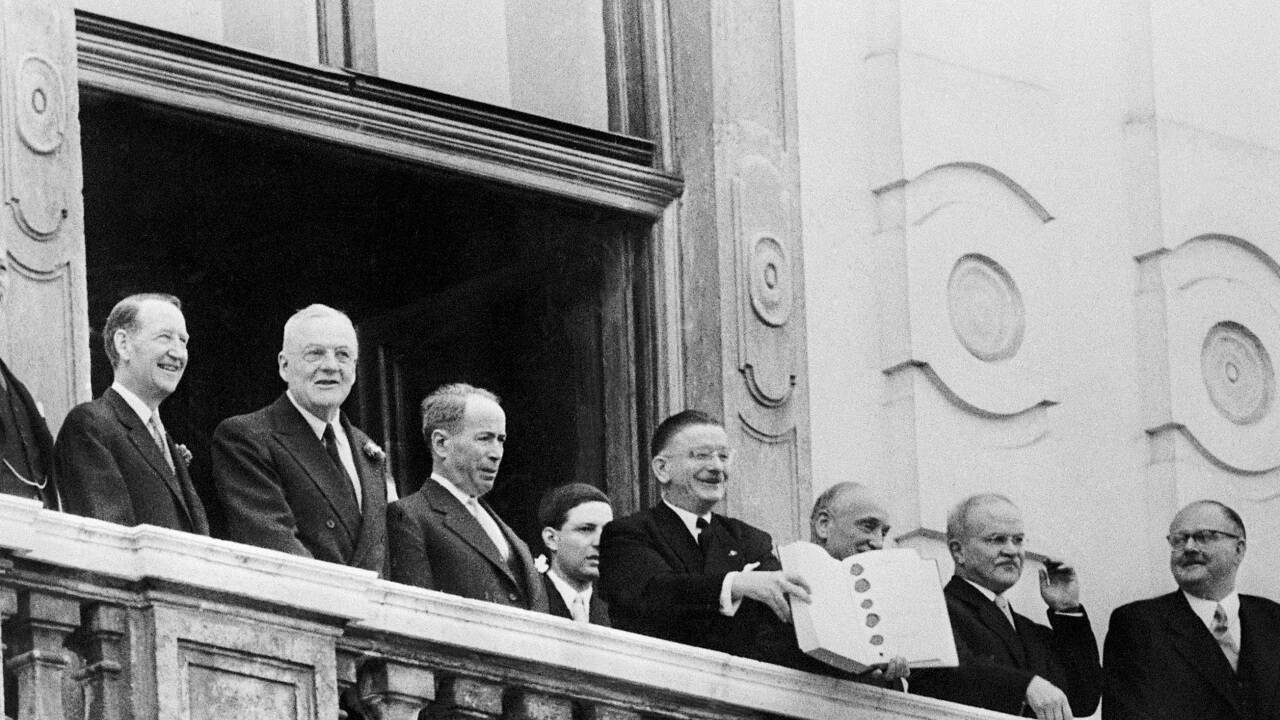 Der damalige Außenminister Leopold Figl mit dem unterzeichneten Staatsvertrag in Wien am 15. Mai 1955. 