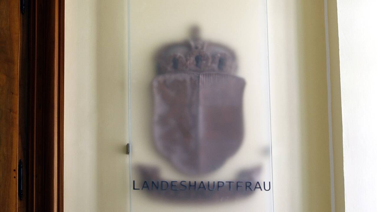Und wie überkleben wir den Landeshauptmannschild bei der Bürotür im Chiemseehof? 2004 wurde das Ganze so gelöst. 