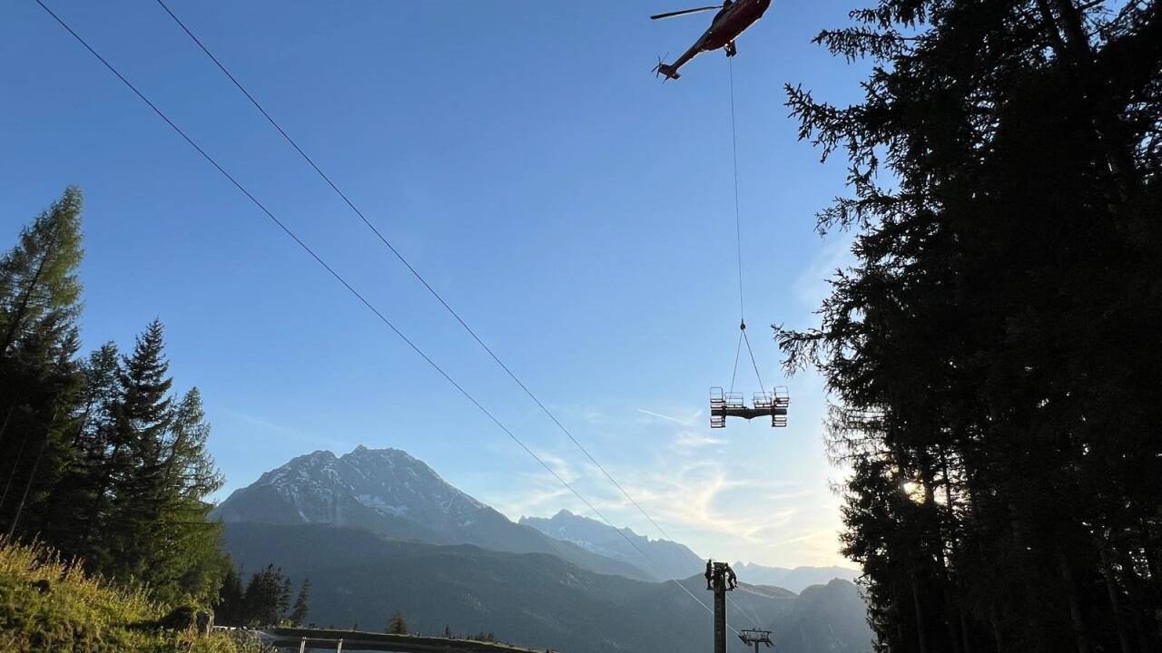 Ein Hubschrauber aus St. Johann im Pongau flog am Mittwochabend die letzten Liftstützen der Jennerwiesenbahn ins Tal. 