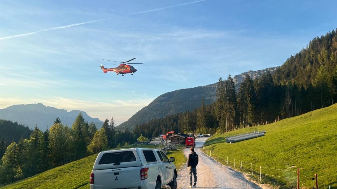 Ein Hubschrauber aus St. Johann im Pongau flog am Mittwochabend die letzten Liftstützen der Jennerwiesenbahn ins Tal. 
