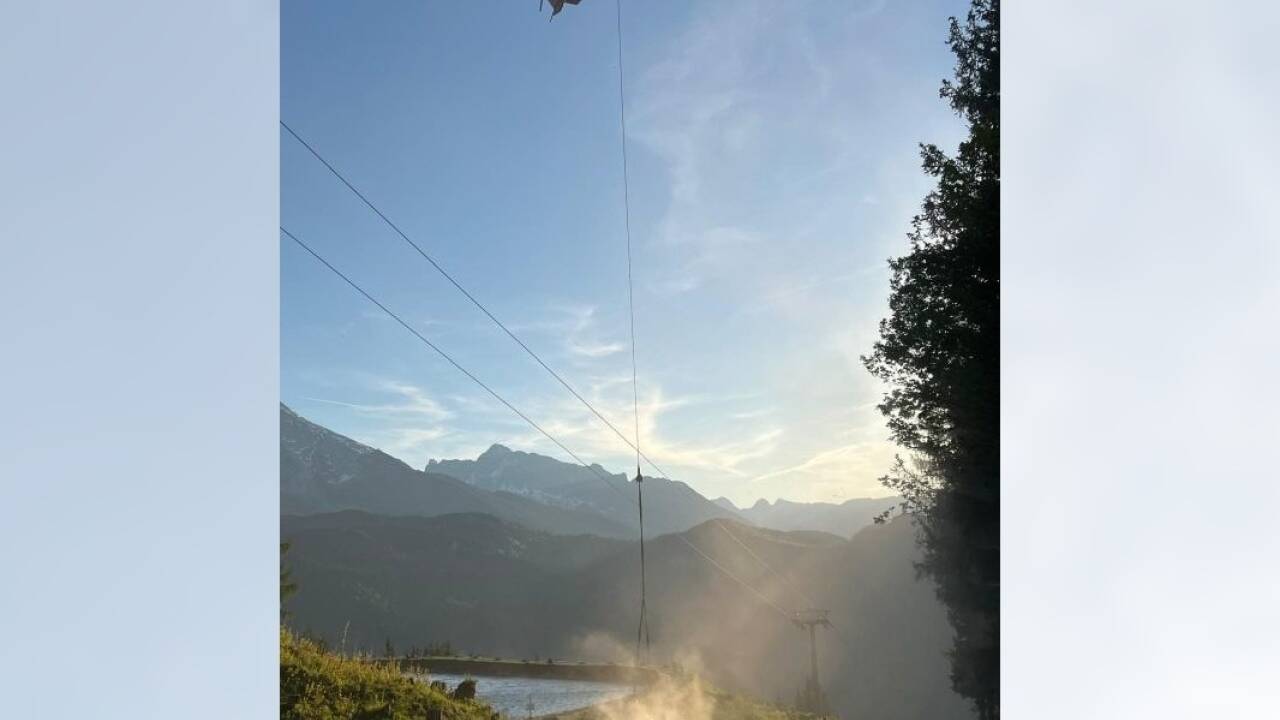 Ein Hubschrauber aus St. Johann im Pongau flog am Mittwochabend die letzten Liftstützen der Jennerwiesenbahn ins Tal. 