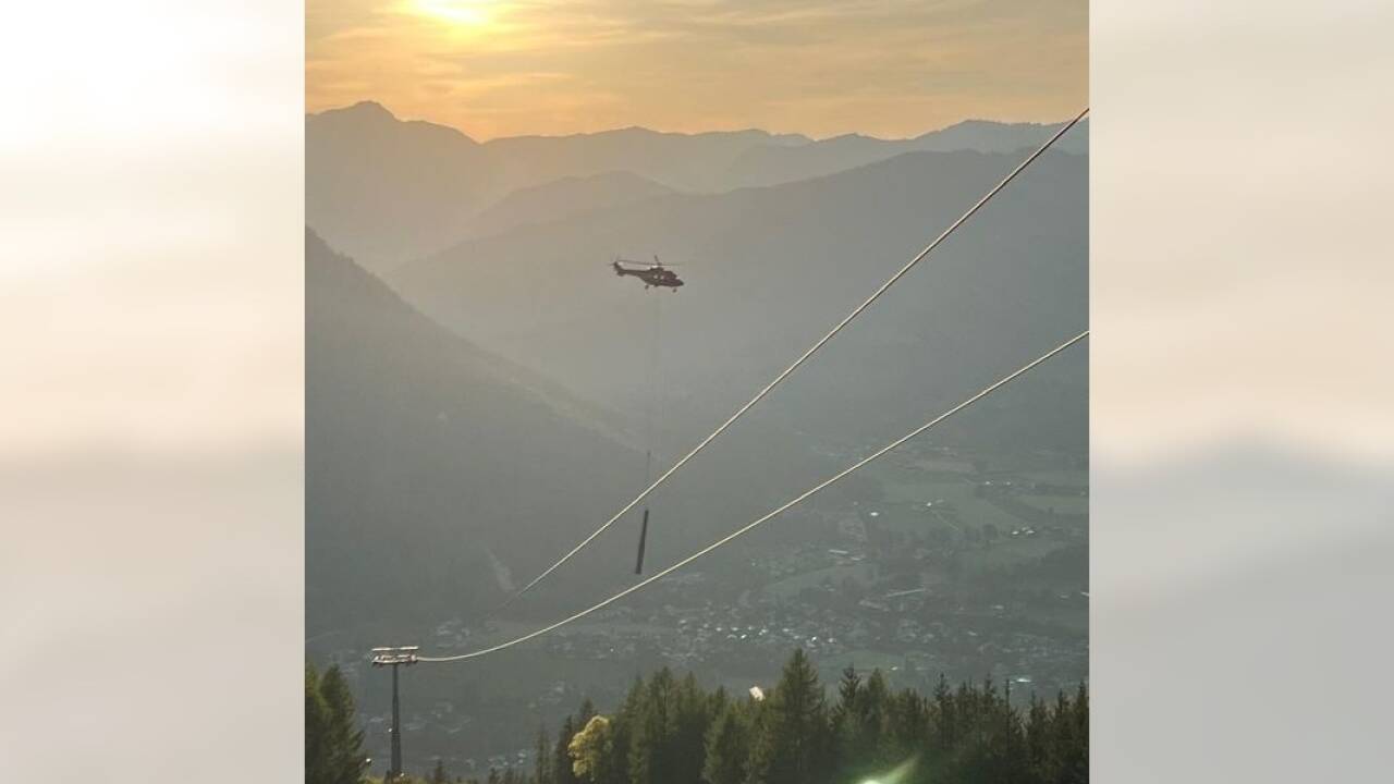 Ein Hubschrauber aus St. Johann im Pongau flog am Mittwochabend die letzten Liftstützen der Jennerwiesenbahn ins Tal. 