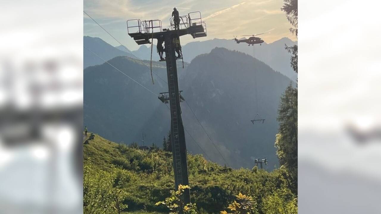 Ein Hubschrauber aus St. Johann im Pongau flog am Mittwochabend die letzten Liftstützen der Jennerwiesenbahn ins Tal. 
