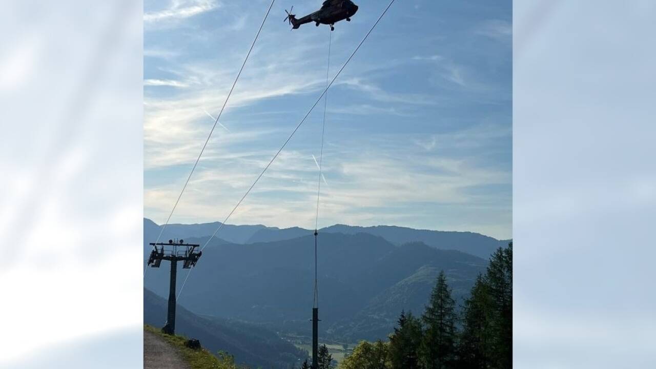 Ein Hubschrauber aus St. Johann im Pongau flog am Mittwochabend die letzten Liftstützen der Jennerwiesenbahn ins Tal. 