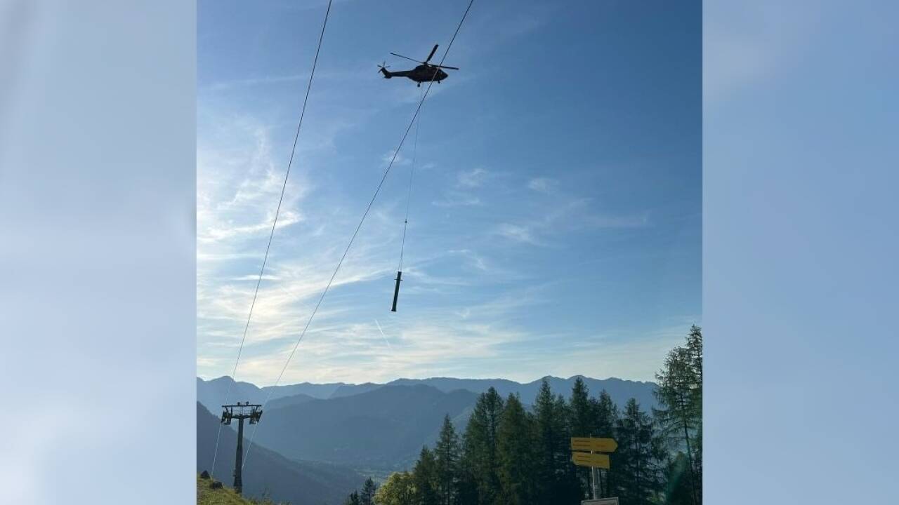 Ein Hubschrauber aus St. Johann im Pongau flog am Mittwochabend die letzten Liftstützen der Jennerwiesenbahn ins Tal. 