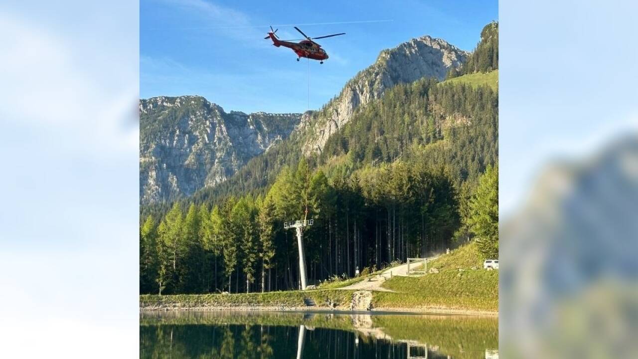 Ein Hubschrauber aus St. Johann im Pongau flog am Mittwochabend die letzten Liftstützen der Jennerwiesenbahn ins Tal. 