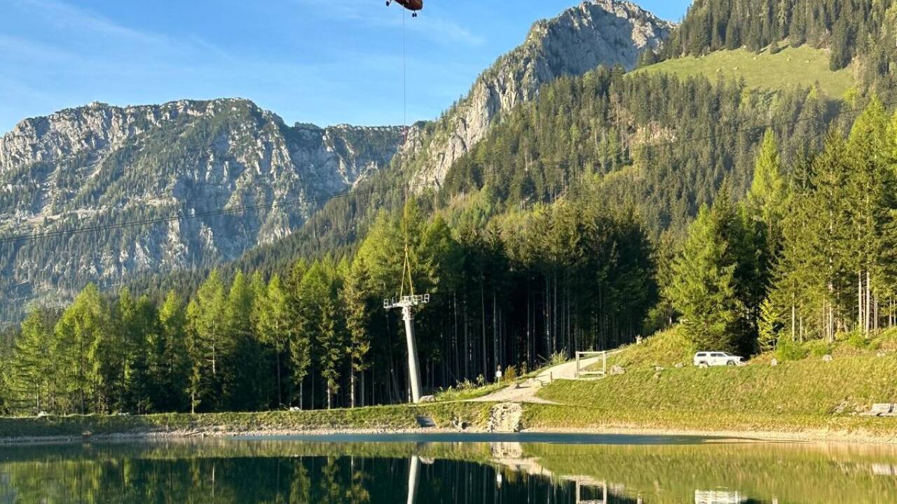 Ein Hubschrauber aus St. Johann im Pongau flog am Mittwochabend die letzten Liftstützen der Jennerwiesenbahn ins Tal. 