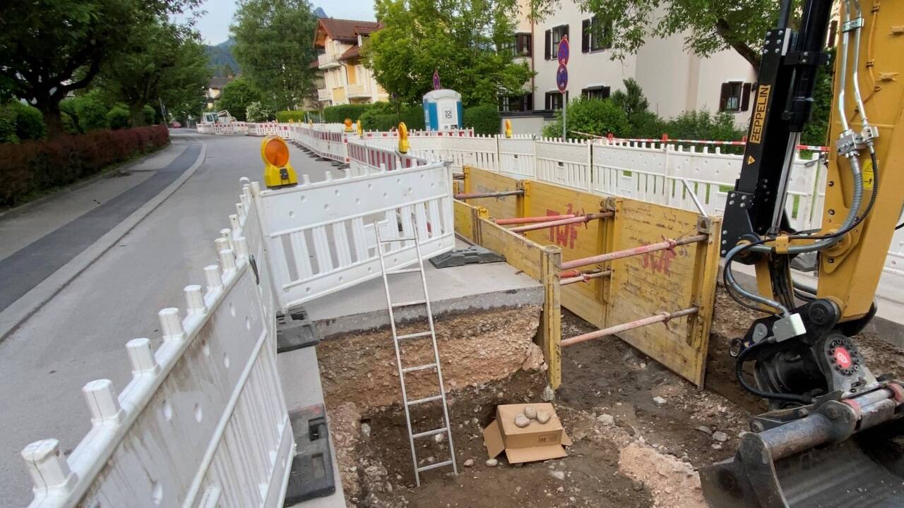 Die Frühlingsstraße in Bad Reichenhall: Unter dem Karton in der Baugrube befindet sich das Kriegsrelikt. 