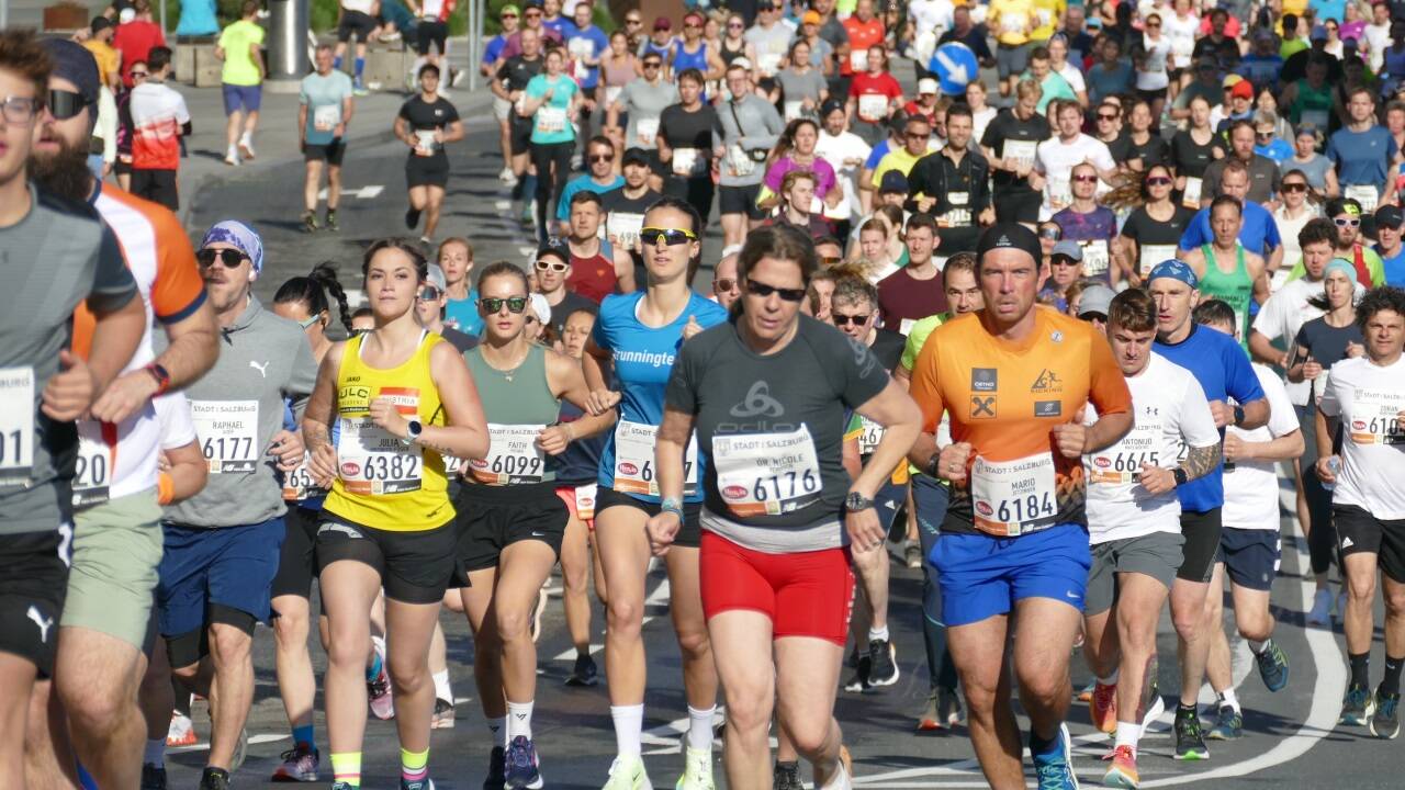 Die Straßen der Stadt gehören am Sonntag ganz den Laufsportlerinnen und -sportlern.  