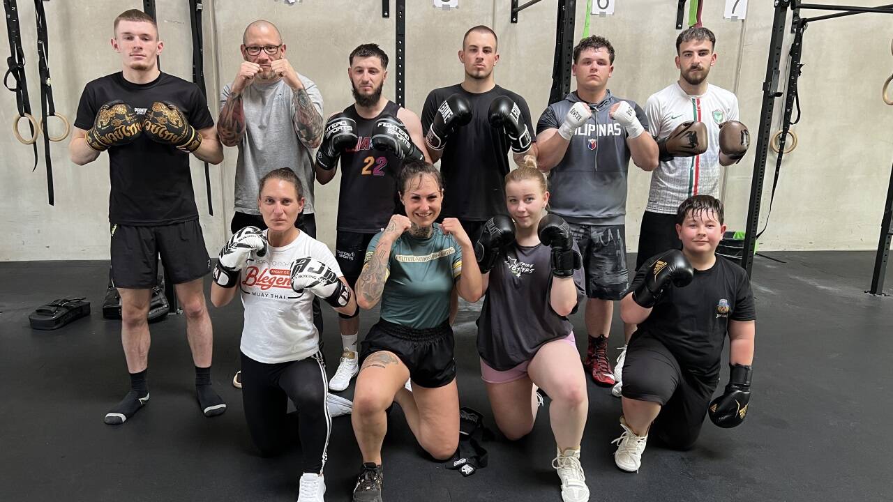 Gemeinsames Training von Grappling und Thaiboxen im Crossfit in Hallein.  