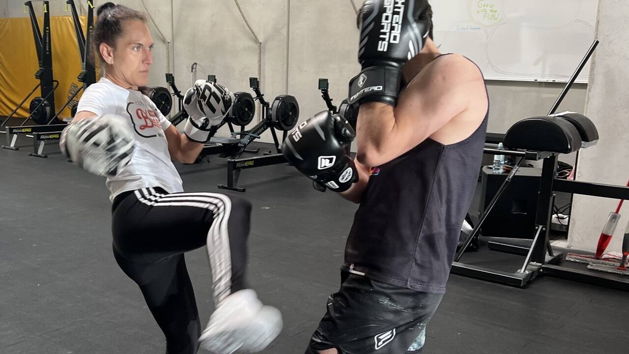 Trainerin Birgit Bernhofer gibt die Thaibox-Techniken während des Trainings vor. 
