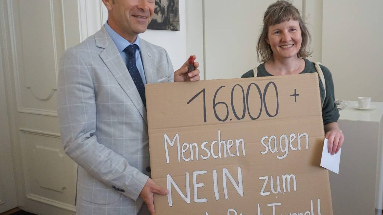 Bürgermeister Bernhard Auinger und Aktivistin Gisela Zeindlinger, die Initiatorin der Petition gegen den Porsche-Tunnel in Salzburg.  
