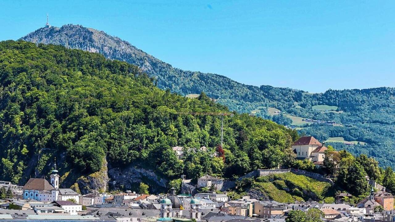 Blick vom Mönchsberg auf den Kapuzinerberg mit Villa und Kapuzinerkloster, im Hintergrund der Gaisberg, eingefangen von SN-Fotograf Robert Ratzer.  