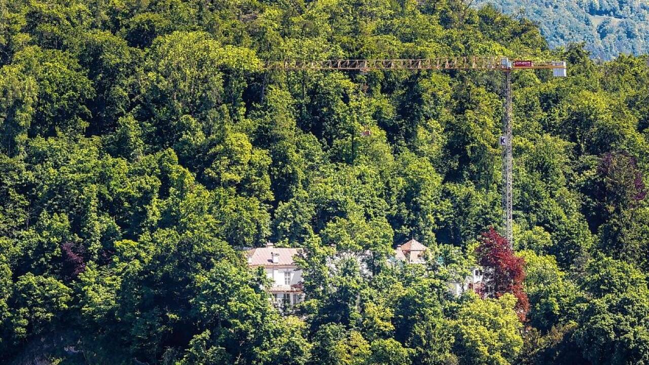 Der Kran markiert den Villenstandort im Wald auf dem Kapuzinerberg.  