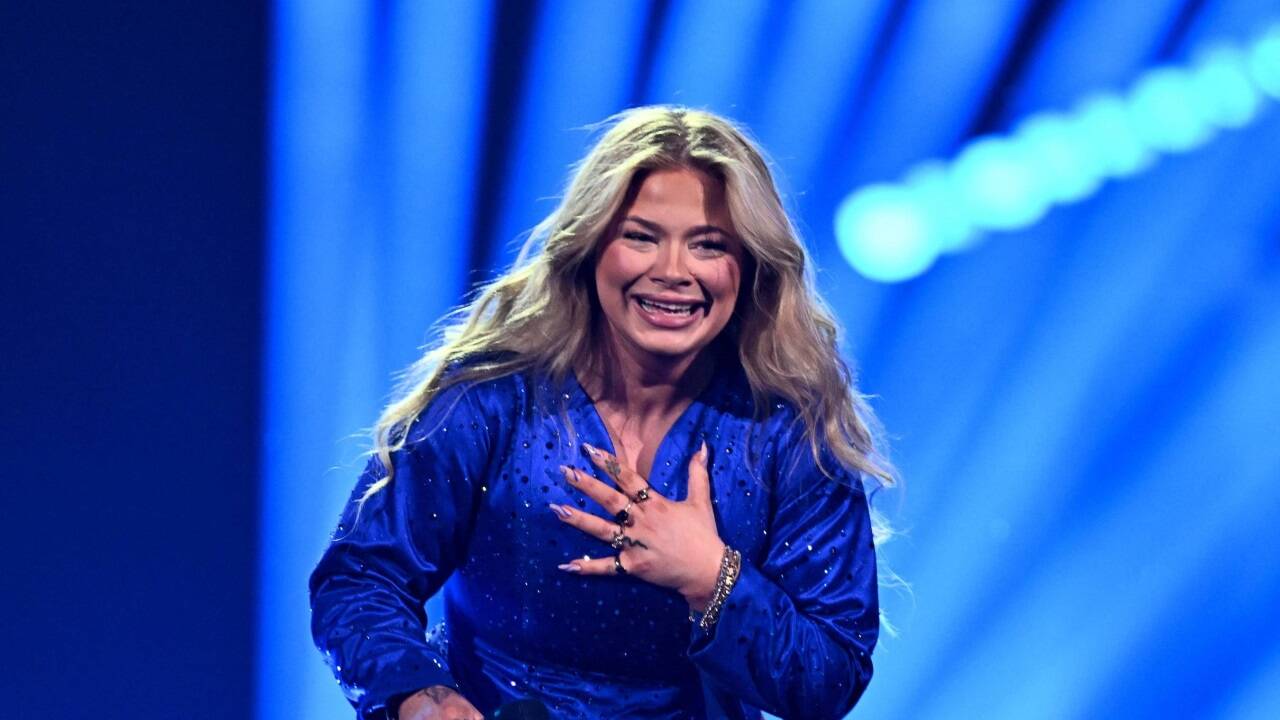 Sissal Johanna Noroberg Niclasen für Dänemark mit dem Song „Hallucination“. 