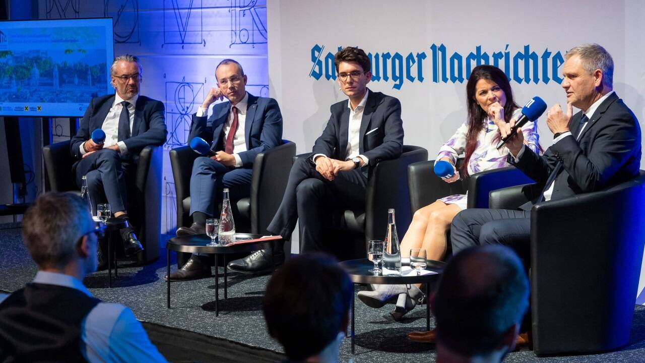 Das Salzburger Immobilienforum fand im SN-Saal statt. Das Podium bildete Philip Ranft (Notariatskammer Salzburg, links im Bild), Alexander Thaler (Raiffeisenverband Salzburg), Christiane Berger (Heimat Österreich) und Peter Mayr (Raiffeisen Immobilien Salzburg). Durch den Abend führte SN-Redakteur Marco Riebler (Bildmitte). Das Salzburger Immobilienforum fand im SN-Saal statt. Das Podium bildete Philip Ranft (Notariatskammer Salzburg, links im Bild), Alexander Thaler (Raiffeisenverband Salzburg), Christiane Berger (Heimat Österreich) und Peter Mayr (Raiffeisen Immobilien Salzburg). Durch den Abend führte SN-Redakteur Marco Riebler (Bildmitte).