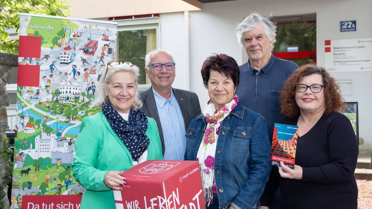 Sozialstadträtin Andrea Brandner (SPÖ), Christian Reisinger (BWS Lehen), Gertrud Wölke und Gerhard Enner von der Arge Konfliktlösung und Doris Wlczek-Spanring (BWS Lehen).<br />© Camera Suspicta / Susi Berger 
